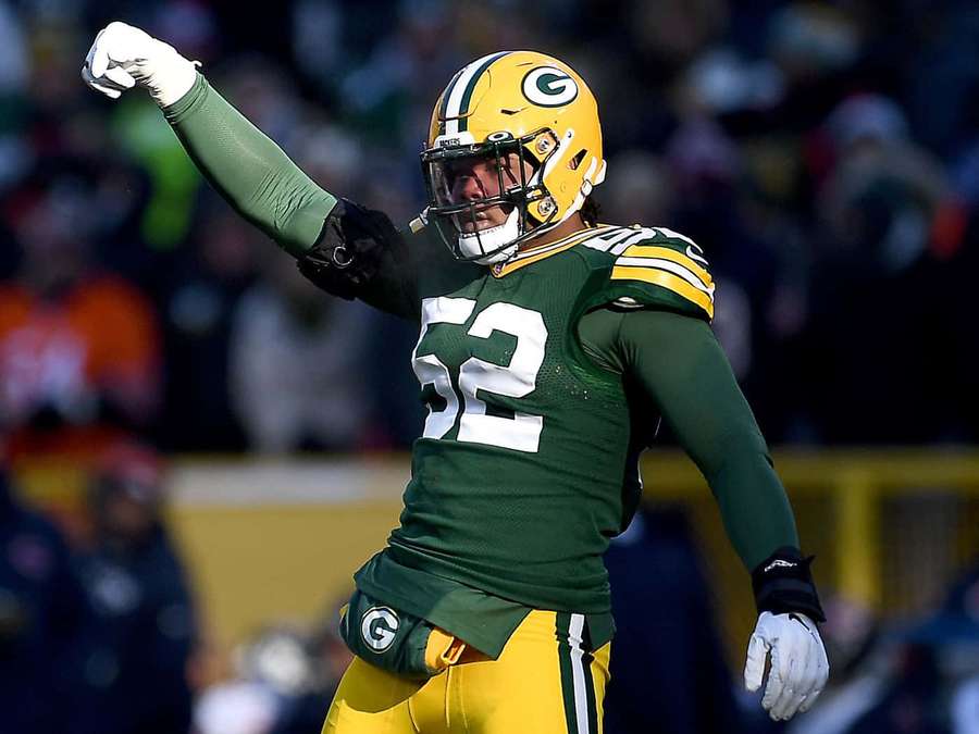 Green Bay Packers Spieler feiert mit erhobener Faust während eines Footballspiels. — Rashan Gary Wallpaper