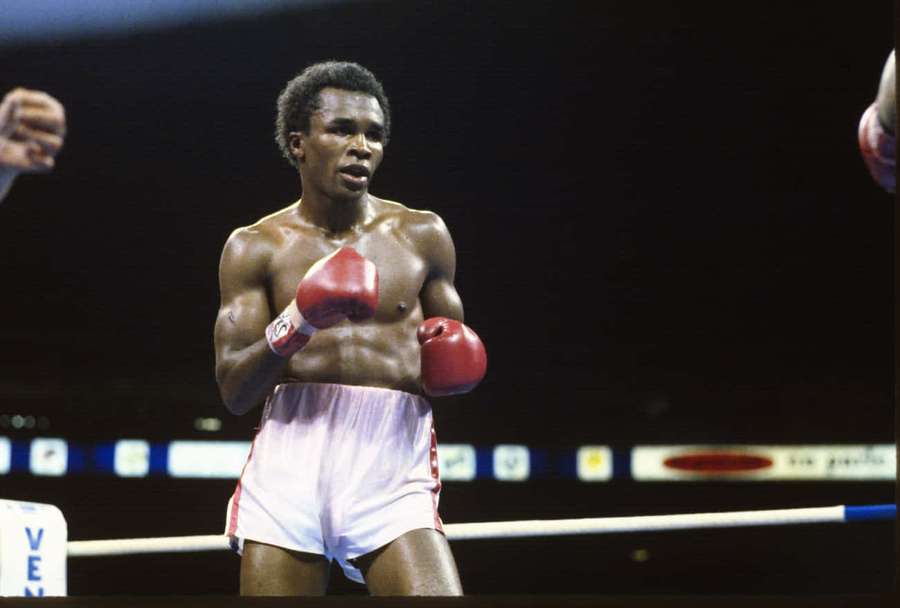 Boxer in red gloves and white trunks standing ready in a boxing ring. — Ray Leonard Wallpaper