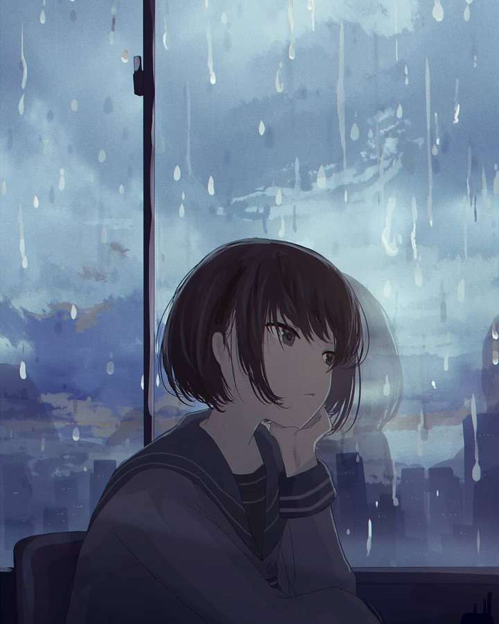 Ein nachdenkliches Anime-Mädchen in Matrosenuniform blickt aus einem regnerischen Fenster auf eine Stadtsilhouette. — Regen anime Wallpaper