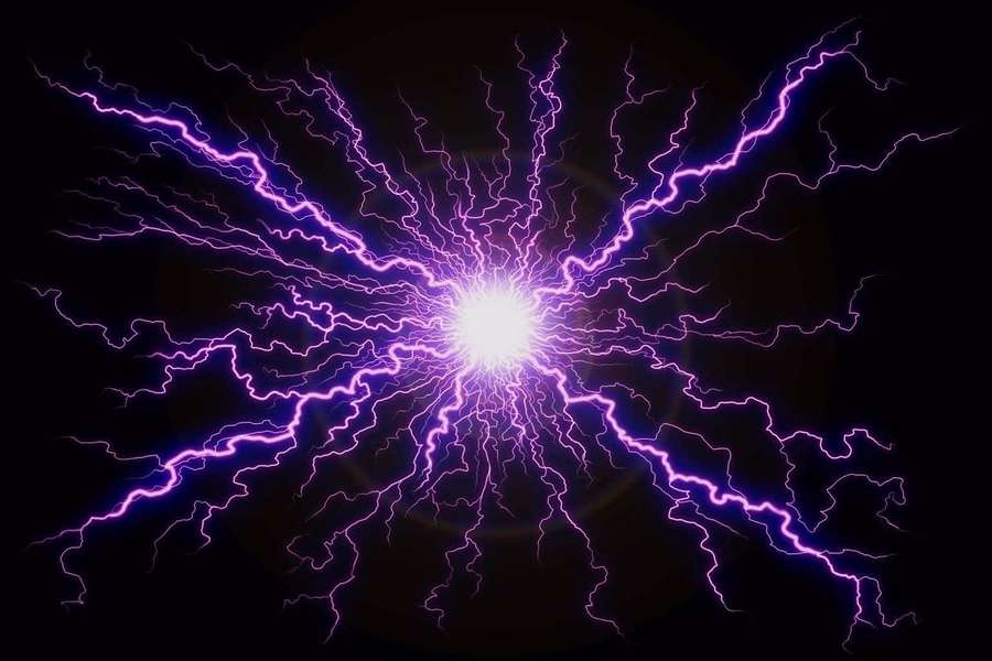 Relâmpagos roxos elétricos irradiando de um centro brilhante contra um fundo preto. — Relâmpago roxo Papéis de Parede