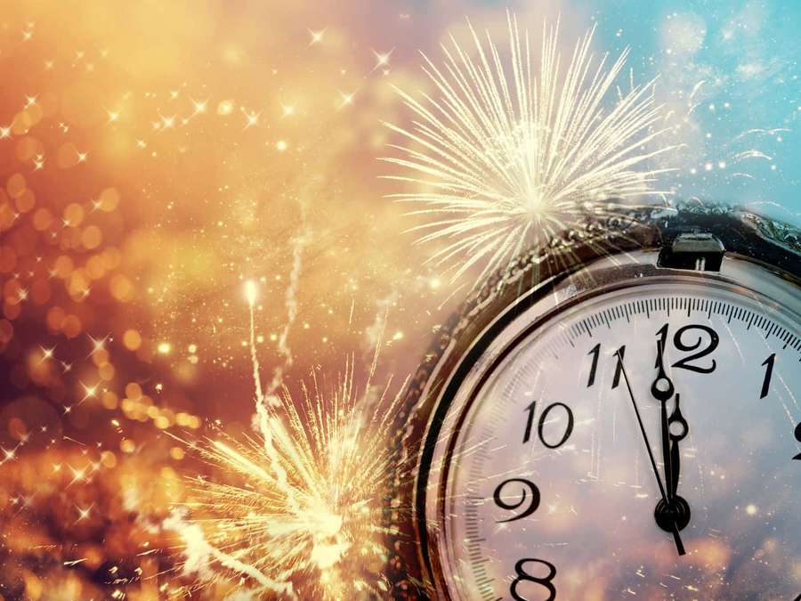 Relógio vintage à meia-noite com fogos de artifício e luzes cintilantes no céu crepuscular — Relógio Papéis de Parede