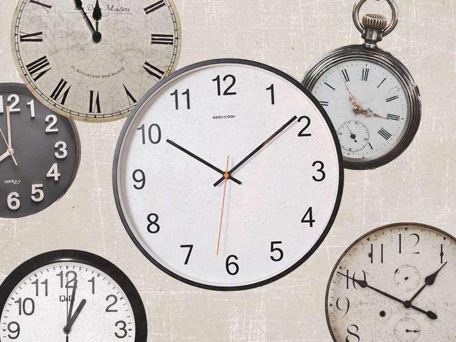 Coleção de relógios analógicos vintage com numerais romanos em parede bege texturizada. — Relógios Papéis de Parede