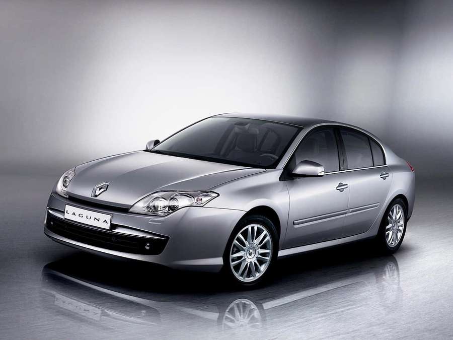Silver Renault Laguna sedan in studio with reflective floor and gradient background. — Renault Laguna Wallpaper