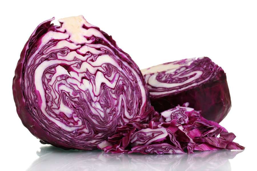 Repolho roxo fatiado mostrando interior roxo e branco em camadas em superfície reflexiva. — Repolho Papéis de Parede