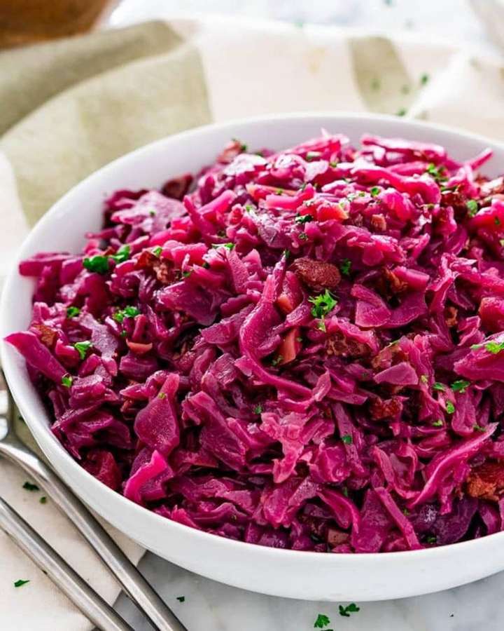 Un tazón de repollo morado con tocino y perejil sobre una superficie de mármol. — Repollo Fondos de pantalla