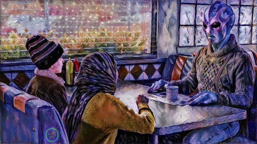 Ulkomaalainen ja kaksi ihmistä istuu diner-kopissa hämärässä sisätilassa. — Resident Alien Taustakuvat