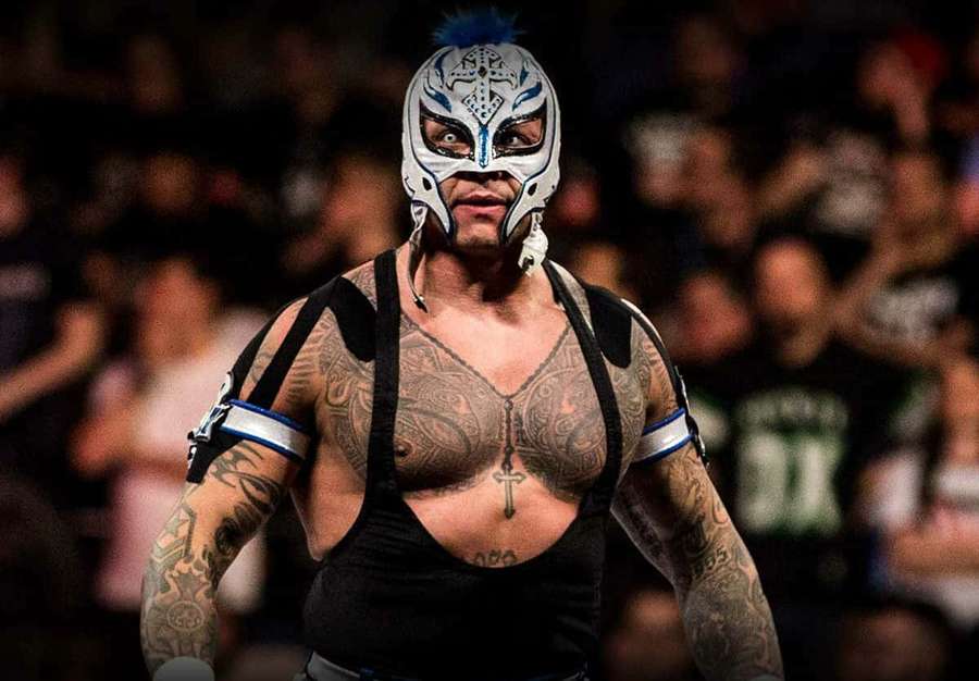 Professional wrestler in mask and tattoos facing camera in arena. — Rey Mysterio Wallpaper