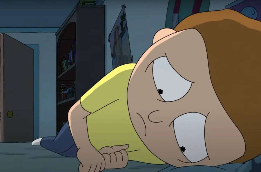 Sarjakuvapoika makaa sängyllä näyttäen kauhistuneelta pimeässä makuuhuoneessa — Rick Ja Morty Tabletti Taustakuvat
