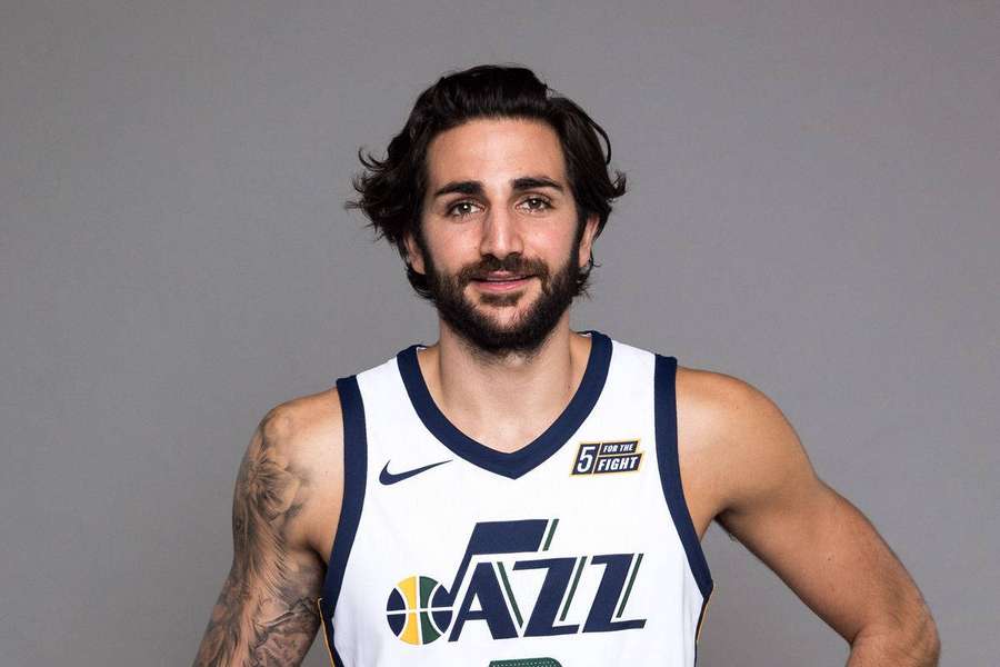 Jogador profissional de basquete em camisa do Jazz com tatuagens e barba posando para foto. — Ricky rubio Papéis de Parede