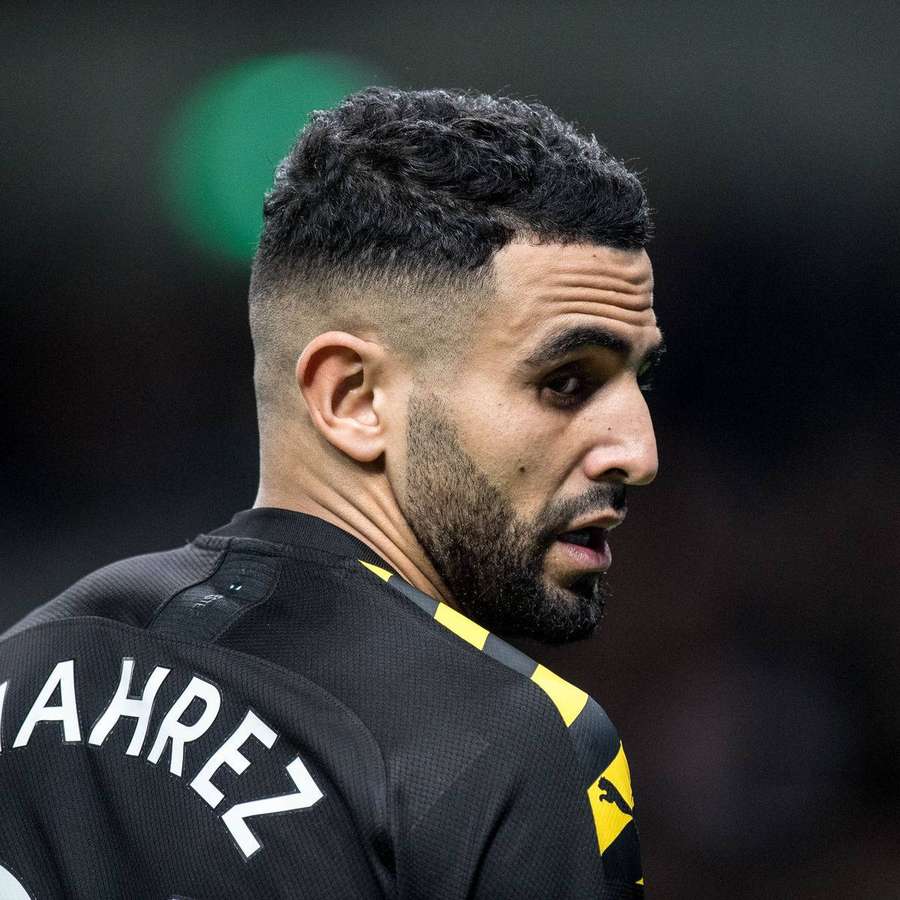 Fußballspieler Riyad Mahrez in schwarz-gelbem Trikot mit fokussiertem Blick. — Riyad Mahrez Bilder