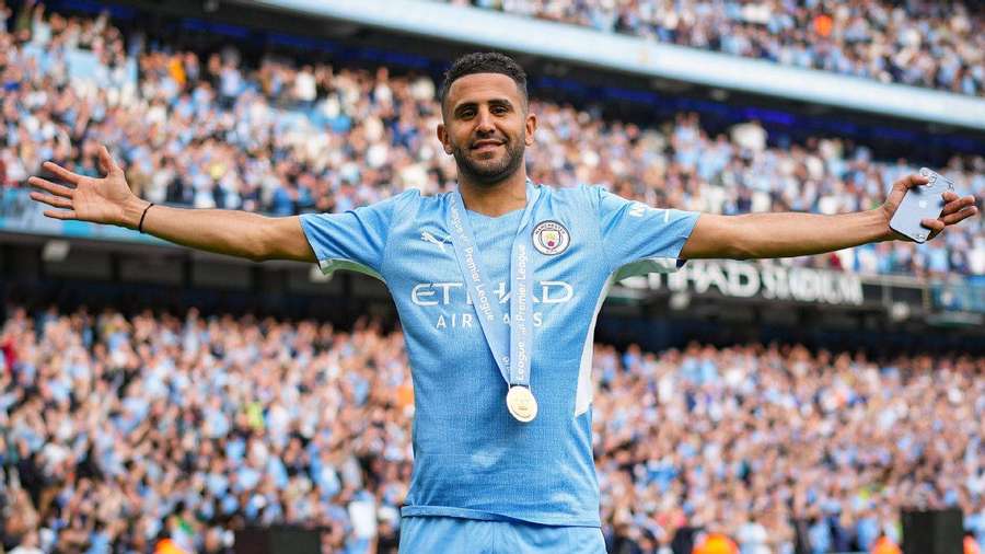 Football player celebrates victory with arms wide open at Etihad Stadium. — Riyad Mahrez Wallpaper