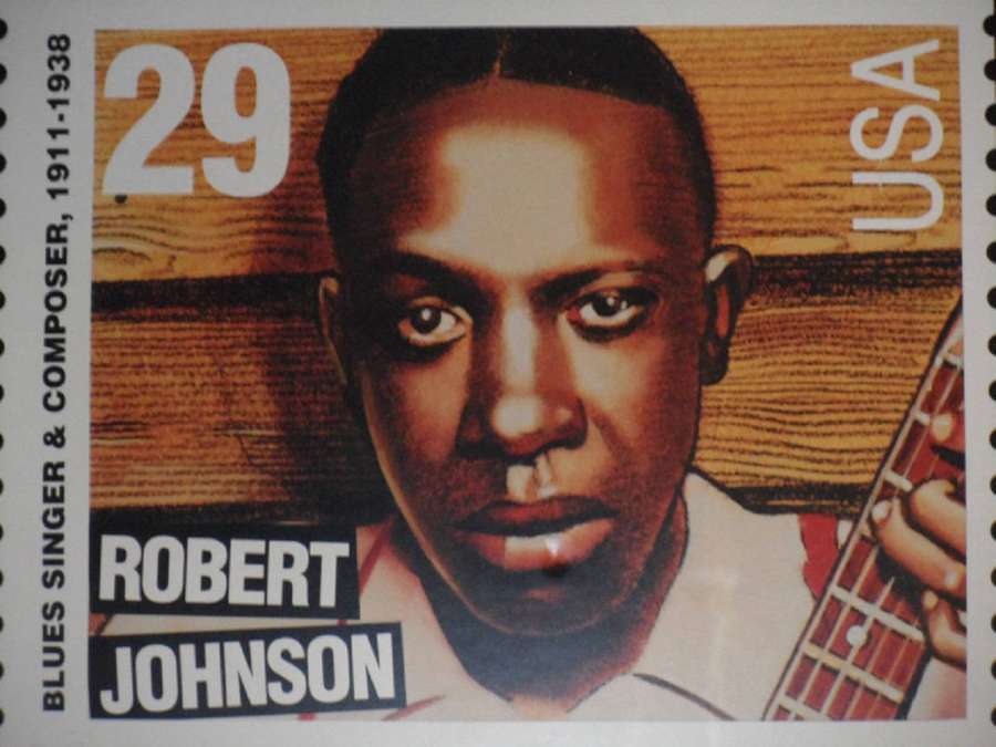 US-Briefmarke zu Ehren des Blues-Sängers Robert Johnson mit Gitarre und Holzuntergrund. — Robert Johnson Bilder