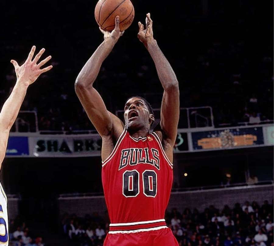 Chicago Bulls player number 00 shooting a basketball during a game. — Robert Parish Wallpaper