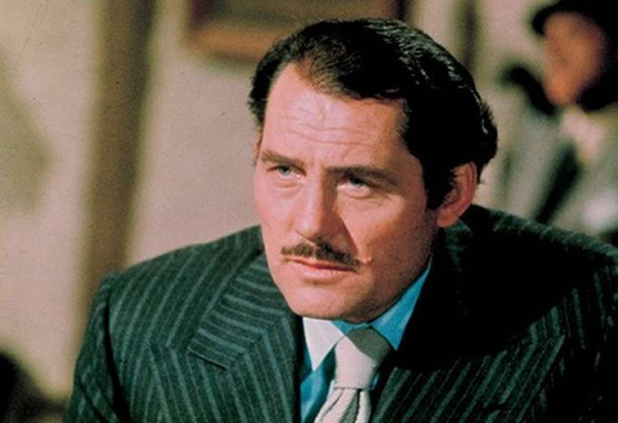 Homem de terno listrado com bigode parecendo sério em ambiente interno — Robert Shaw Papéis de Parede