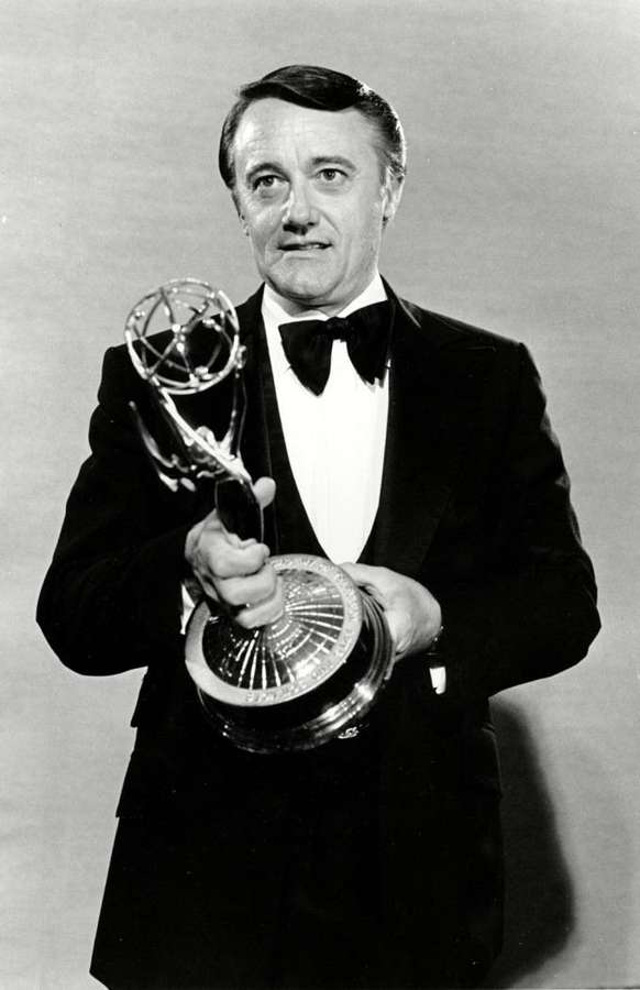 Hombre con esmoquin sosteniendo premio Emmy con expresión orgullosa. — Robert vaughn Fondos de pantalla