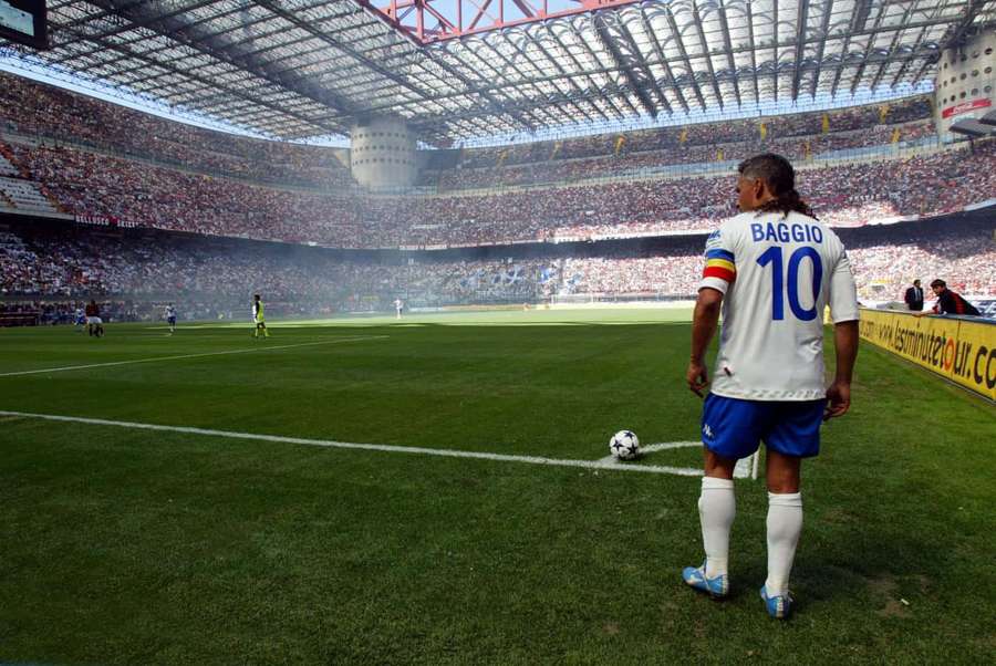 Soccer player in white jersey with number 10 standing on green field facing crowd. — Roberto Baggio Wallpaper