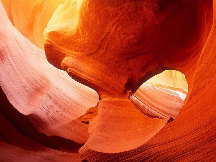 Paredes curvas de arenisca brillan en cálidos tonos naranja y rosa dentro de un cañón de ranura. — Roca Roja Fondos de pantalla
