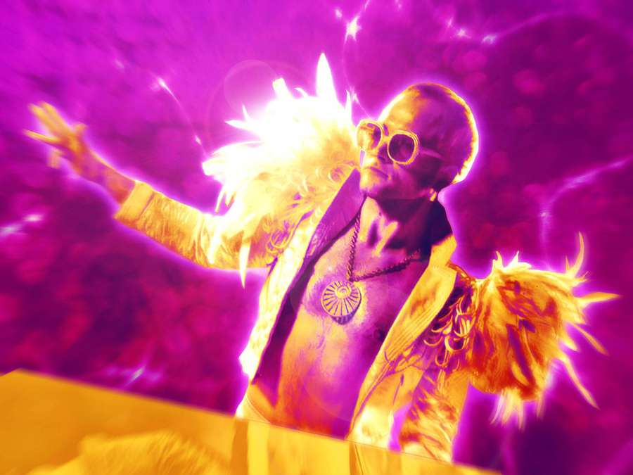 Mann in goldener Jacke und Sonnenbrille, glühend mit feuriger Energie vor violettem kosmischen Hintergrund. — Rocketman Bilder Hintergrund Wallpaper