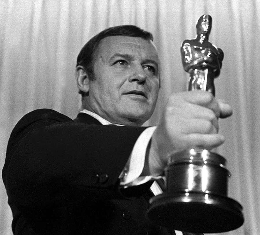 Man in suit holding Oscar award statue with proud expression — Rod Steiger Picture