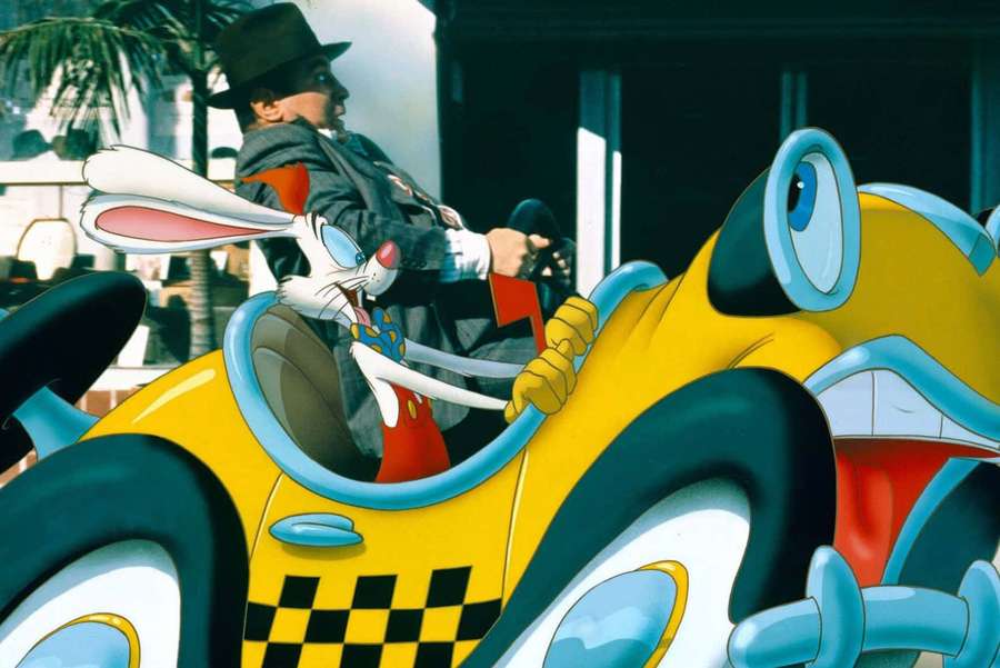 Cartoon-Hase und Mann rasen mit gelbem karierten Auto mit großen Augen in der Stadt. — Roger rabbit Wallpaper