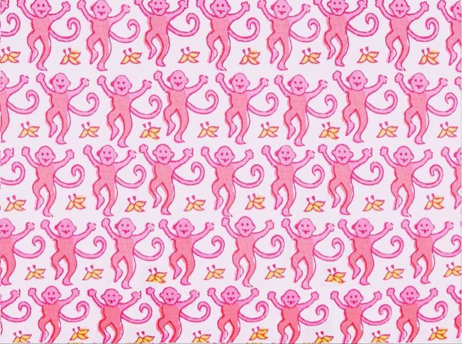 Rosa Zeichentrickaffen, die Bananen in einem wiederholten Muster halten. — Roller Rabbit Wallpaper