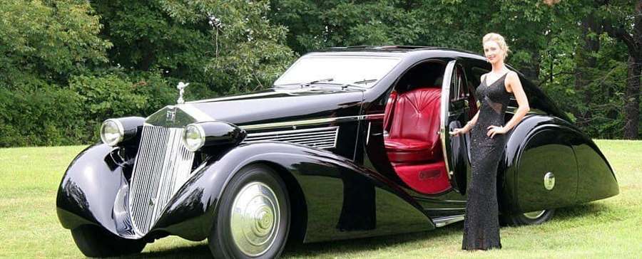 Woman in black dress posing next to vintage black car with red interior. — Rolls Royce Ghost Wallpaper