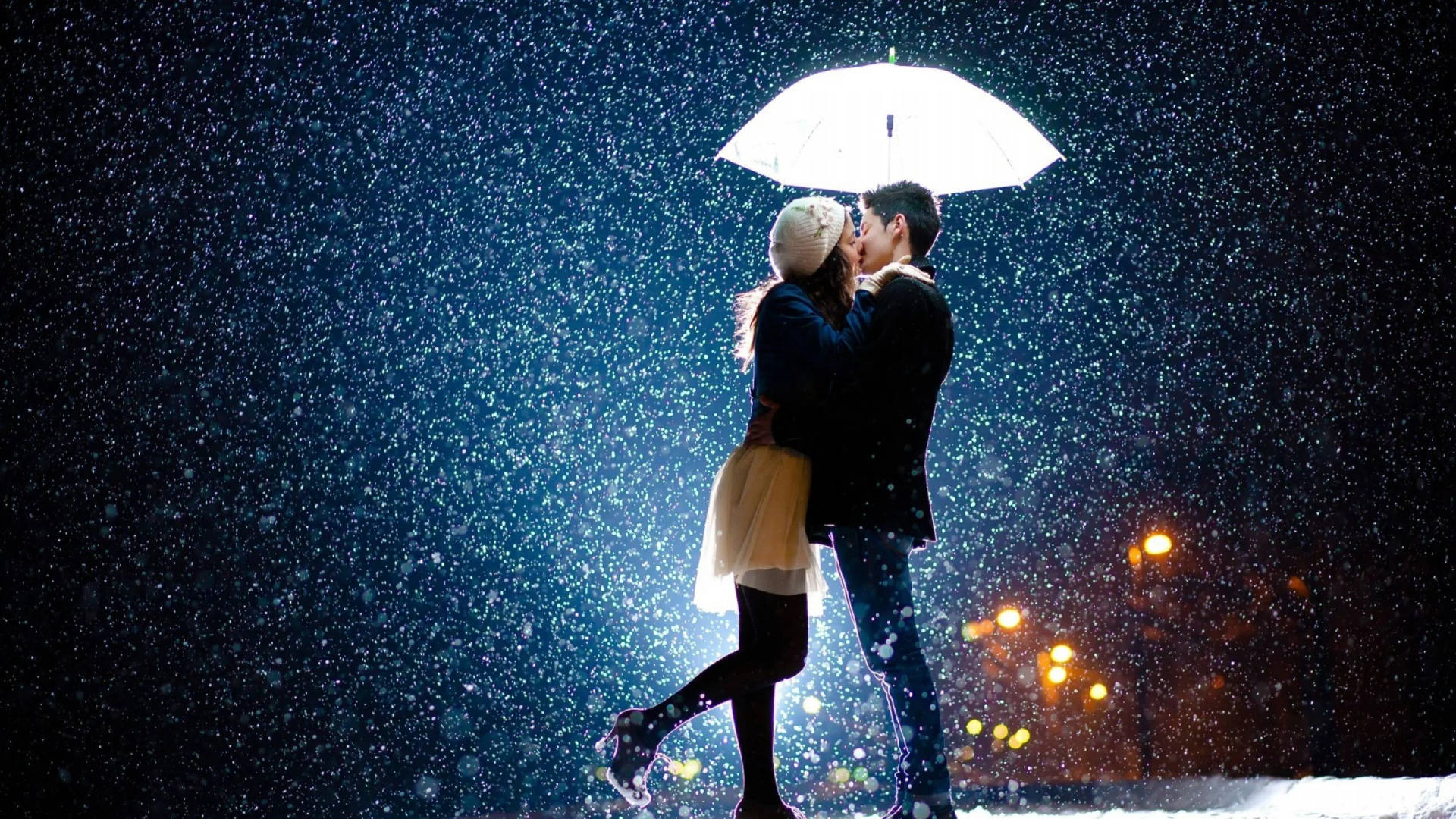 Coppia che si bacia sotto l'ombrello nella neve che cade di notte con luci della città. — Romantic Sfondi