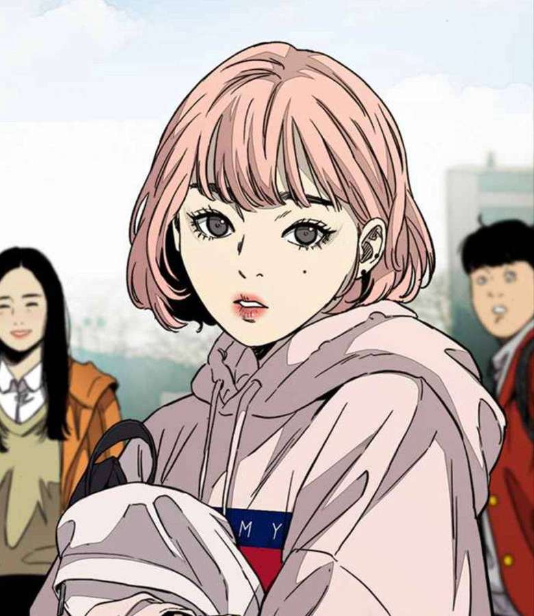 Chica anime de pelo rosa en sudadera con compañeros de clase al fondo — Rompevientos Fondos de pantalla