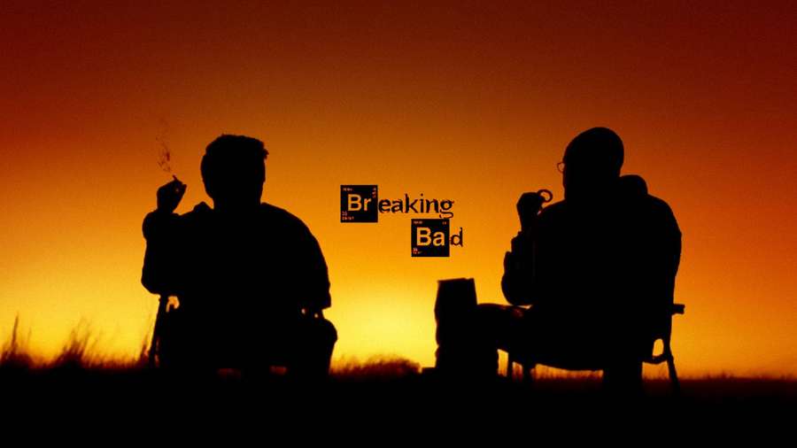 Dos personas en silueta sentadas en sillas al atardecer con logotipo de Breaking Bad — Rompiendo Fondos de pantalla