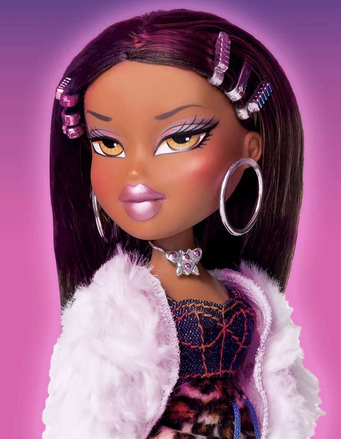 Boneca Bratz usando jaqueta de pele e brincos de argola contra fundo rosa — Rosa e roxo Papéis de Parede