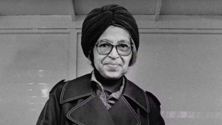Eine Frau mit Turban und Brille lächelt sanft in die Kamera auf einem Schwarz-Weiß-Foto. — Rosa Parks Bilder