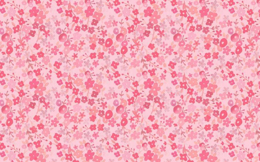 Papel tapiz floral rosa con pequeñas flores y bayas brillantes sobre un fondo rosa claro. — Rosa Preppy Fondos de pantalla