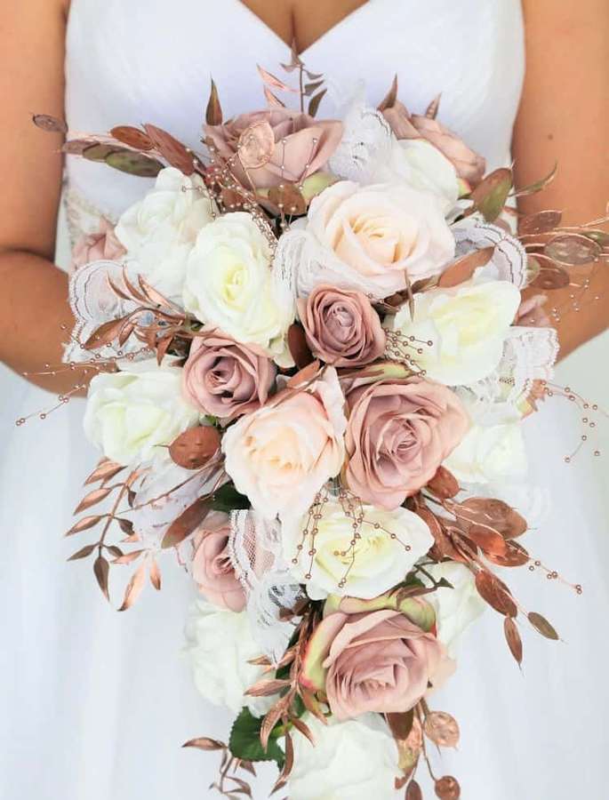 Bride holding a soft pink and white rose bouquet with copper leaves and lace. — Roses Wedding Wallpaper
