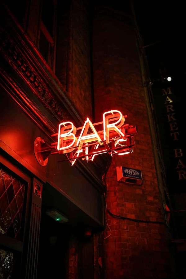 Neon-Bar-Schild leuchtet rot auf Backsteinmauer bei Nacht — Rote Led Wallpaper