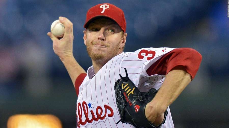 Baseball-Pitcher im Wurf unter Stadionlichtern — Roy Halladay Wallpaper