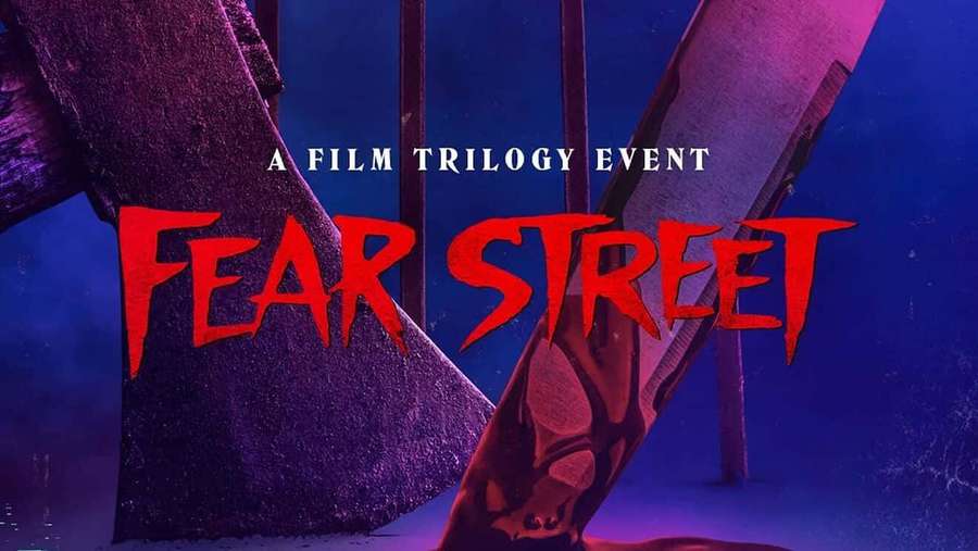 Pôster do evento da trilogia de filmes Fear Street com machado e motosserra. — Rua do Medo Papéis de Parede