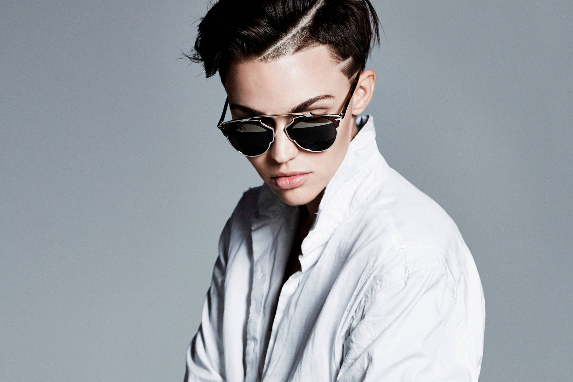 Person som bär solglasögon och vit skjorta i studioporträtt — Ruby Rose bakgrund Bakgrundsbilder