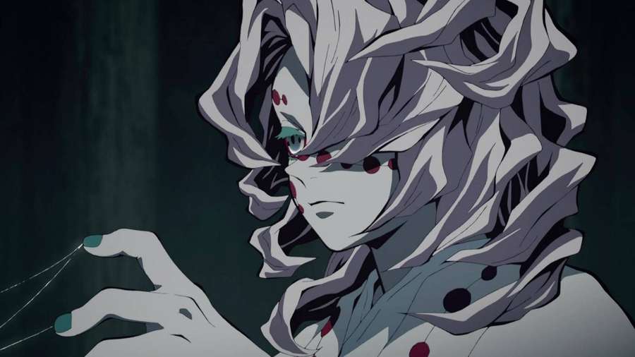 Anime-personage met grijs haar en rode ogen dat een draad vasthoudt in een donkere omgeving. — Rui Achtergronden