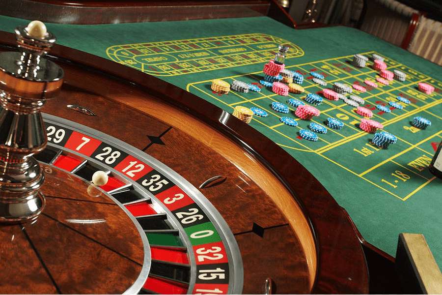 Ruleta y mesa de apuestas con fichas de casino de colores. — Ruleta Fondos de pantalla
