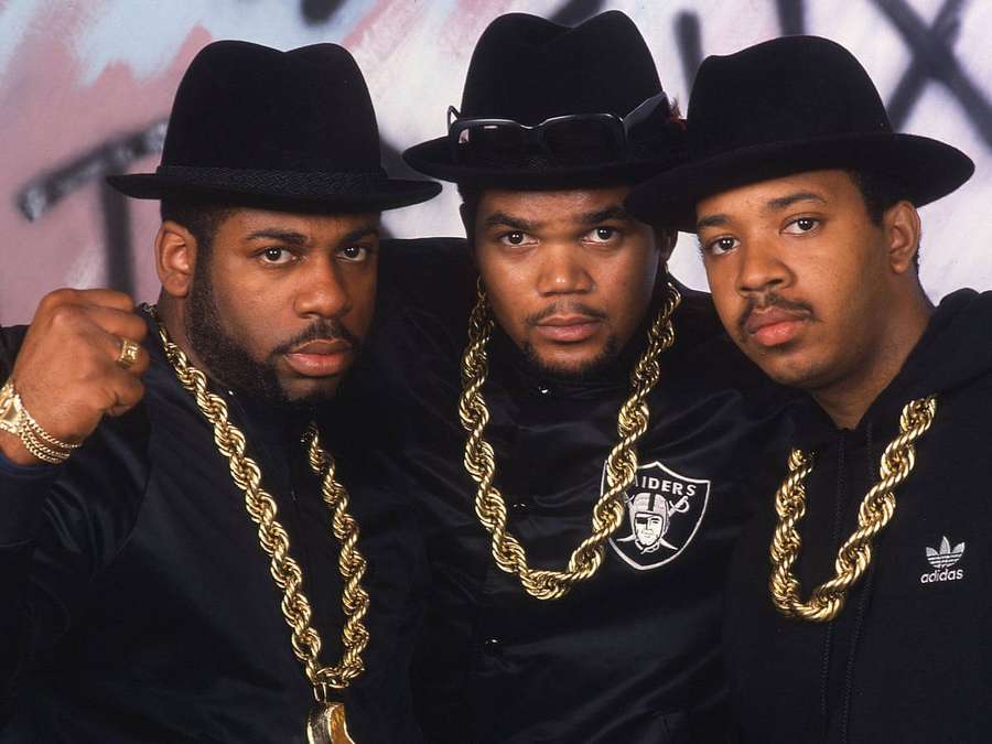 Three men in black fedoras and gold chains posing for a photo. — Run Dmc Picture