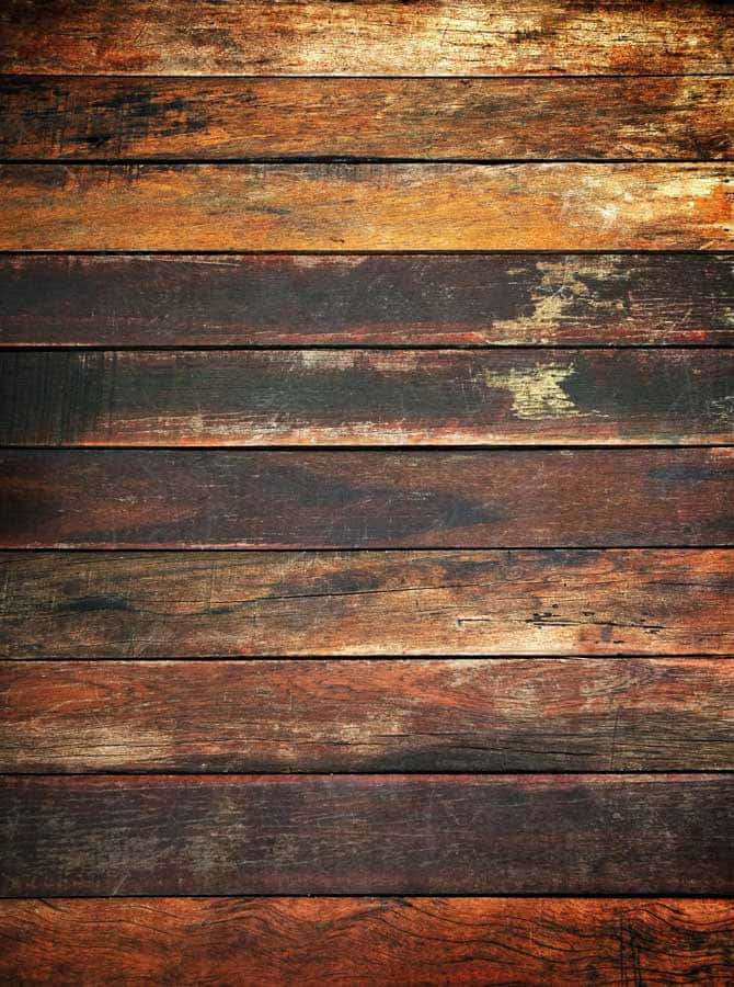 Nahaufnahme von gealterten Holzbrettern mit satten Brauntönen und sichtbarer Maserung. — Rustikaler Holzhintergrund Hintergrundbild