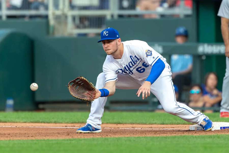 Baseballspieler taucht, um einen Bodenball in der Nähe der zweiten Base zu fangen. — Ryan O'hearn Wallpaper