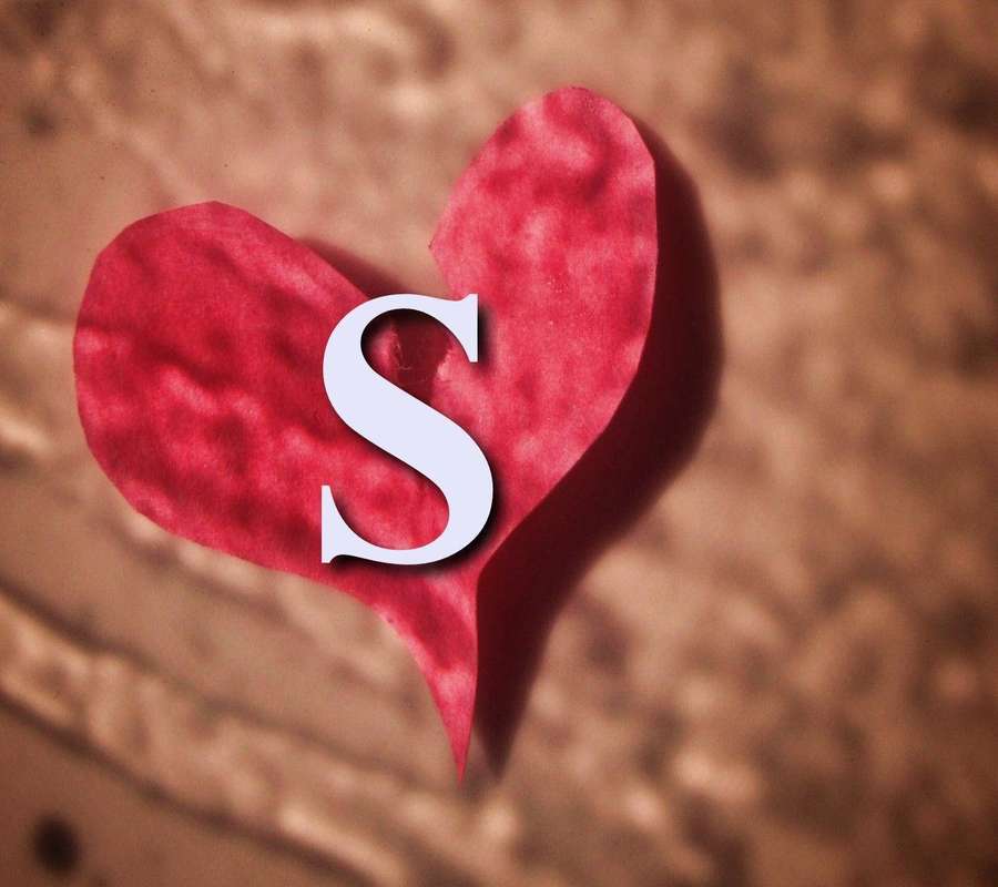 Rotes Papierherz mit weißem Buchstaben S auf strukturiertem braunem Hintergrund. — S buchstabe Wallpaper