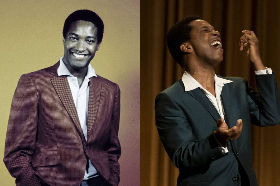 Ein Mann lächelt im Anzug, neben ihm singt er freudig auf der Bühne. — Sam Cooke Hintergrundbild