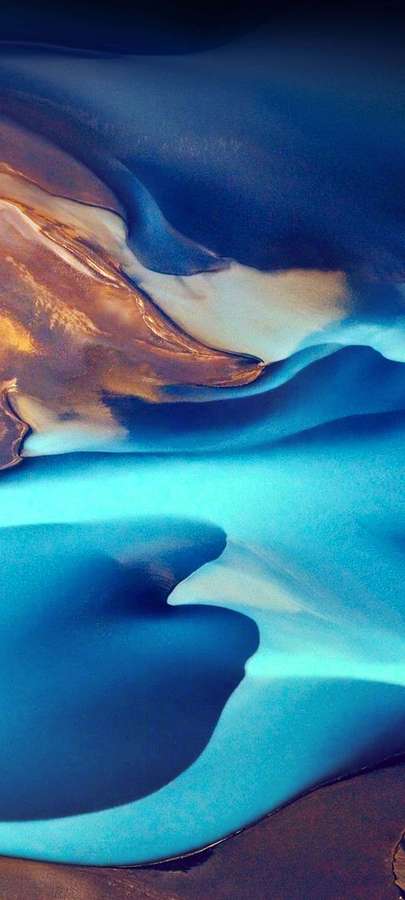 Abstract fluid art with flowing blue and gold metallic swirls. — Samsung Background