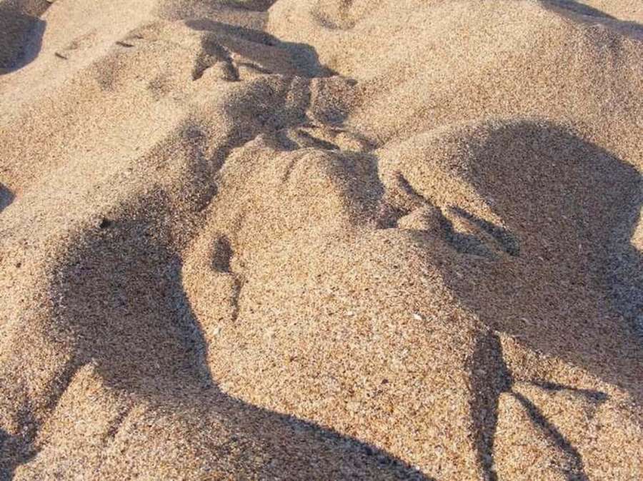 Goldene Sanddünen mit windgeformten Mustern und scharfen Schatten durch helles Sonnenlicht. — Sand Bilder