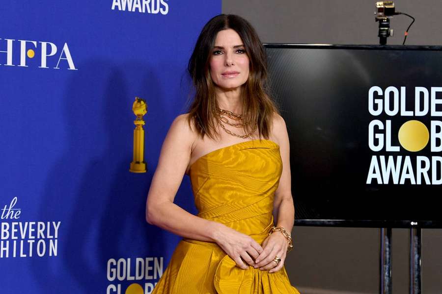 Sandra Bullock en los Golden Globe Awards con vestido amarillo — Sandra Bullock Fondos de pantalla