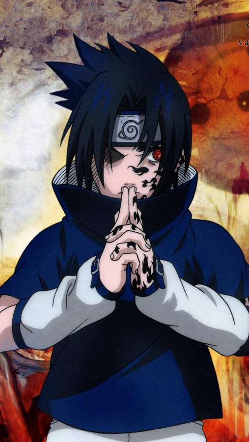 Anime-Ninja mit schwarzen Haaren und rotem Auge versiegelt Hände in Kampfhaltung vor feurigem Hintergrund. — Sasuke Wallpaper
