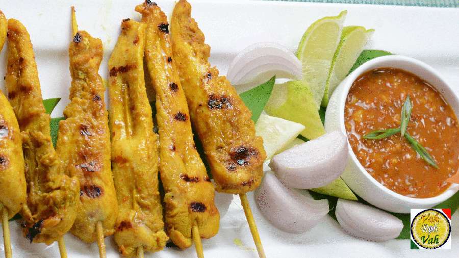 Gegrilltes Hähnchen-Satay mit Erdnusssauce, Limette und Knoblauch auf einem Teller. — Satay Bilder