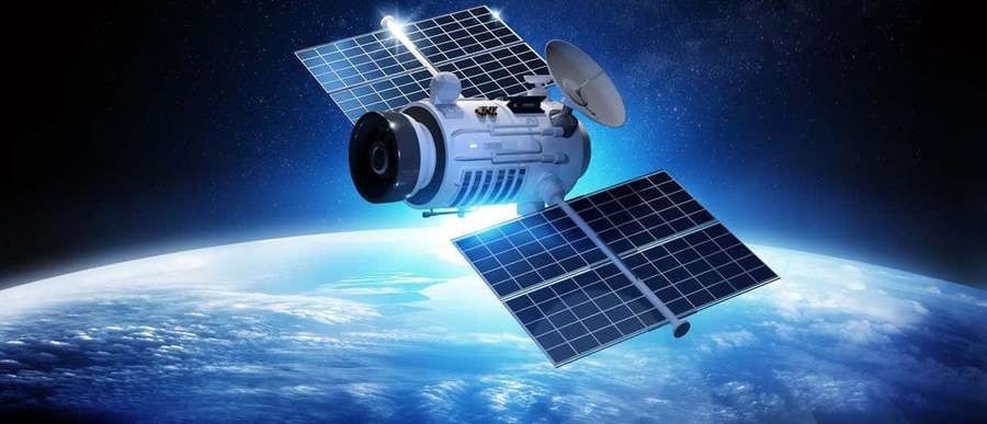 Satellit mit Sonnenkollektoren umkreist die Erde im Weltraum — Satellitenbilder Bild Bilder
